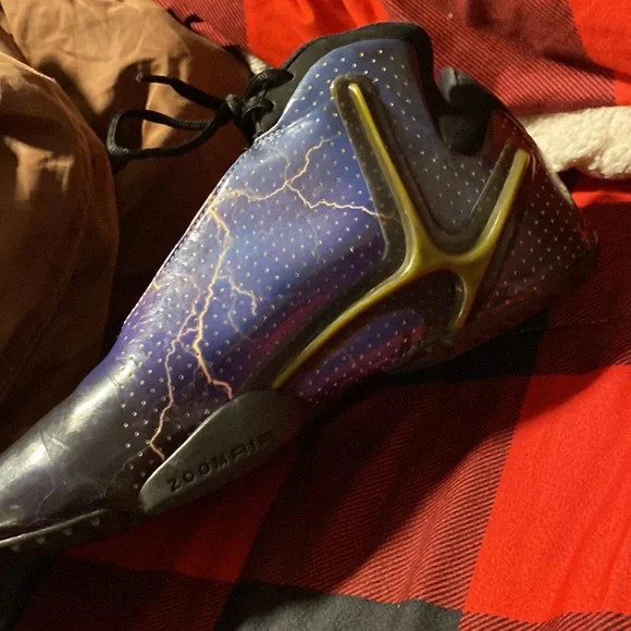 They been worn once and that’s it the size shoe is 9.5 in MENS - Picture 3 of 5